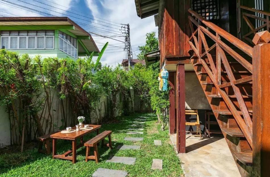 Хостел Nearthepark Backpack House Чиангмай Экстерьер фото