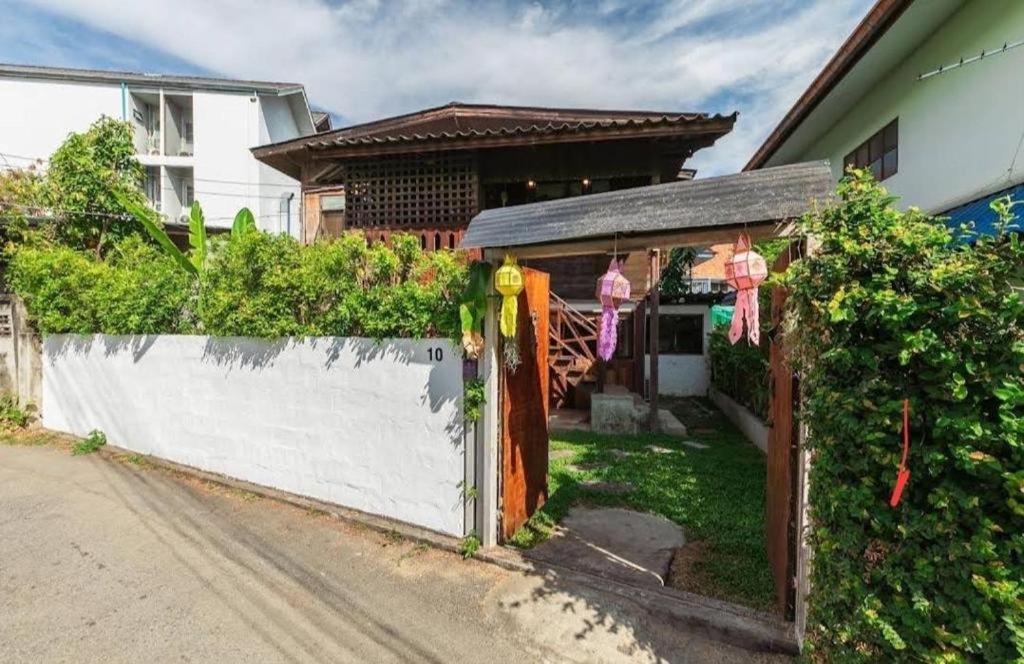Хостел Nearthepark Backpack House Чиангмай Экстерьер фото